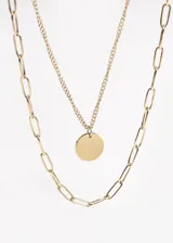 Collar doble dorado con cadena de eslabones grandes y cadena fina con dije circular.