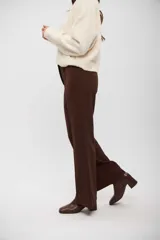Pantalon de vestir color marrón chocolate, de corte recto y tiro alto, con costuras frontales verticales y bolsillos laterales.