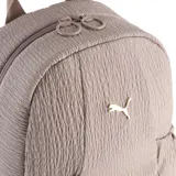 Mochila pequeña Puma color rosa viejo, con textura plisada o arrugada en todo el cuerpo y logo Puma dorado en el frente. Presenta un bolsillo frontal con frunce y correas ajustables.