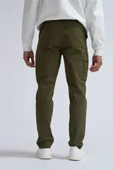 Pantalón cargo de corte ajustado en color verde militar, con bolsillos laterales tipo cargo y cierre frontal.