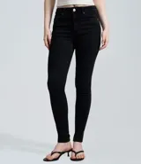 Pantalón skinny de tiro alto confeccionado en denim con elastano. Presenta cierre frontal con botón y cremallera, trabillas para cinturón y bolsillos funcionales tanto en el frente como en la parte posterior.