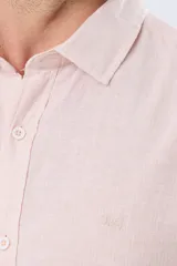 Camisa de manga larga confeccionada en mezcla de lino y algodón, con sutiles rayas celestes, cuello camisero clásico y cierre frontal de botones.