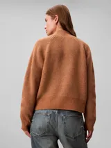Sweater Calvin Klein de punto color marrón tostado, con cuello alto, manga larga y corte regular.