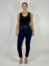 Pantalón de jean chupín color azul oscuro.