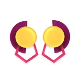 Par de aros colgantes con formas geométricas: semicírculo púrpura, círculo amarillo y hexágono abierto fucsia.