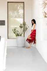 Vestido rojo y blanco tejido en hilado de algodón con flecos de gamuza.