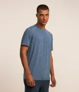 Remera deportiva de manga corta con cuello redondo, confeccionada en tejido técnico con tecnología Dry para mayor transpirabilidad y evaporación del sudor. Presenta un diseño básico con detalles reflectantes.