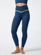 Calza deportiva azul con cintura cruzada en forma de V y detalle bicolor en tono beige debajo de la pretina.