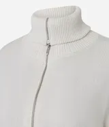 Campera cropped de tricot color blanco off-white, confeccionada en algodón con textura acanalada. Presenta cuello amplio con cierre metálico frontal, mangas largas con puños acanalados y cintura marcada con banda ancha.