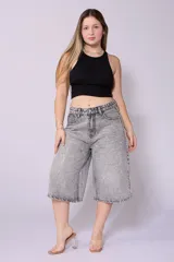 Bermuda de jean gris con brillos, corte ancho a la rodilla.