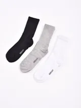 Pack de tres pares de medias deportivas de caña media, con tejido acanalado en la parte superior. Incluye un par negro, un par gris melange y un par blanco, todos con la marca "GREGO" estampada en el tobillo.