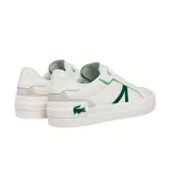Championes urbanos Lacoste modelo L004, de cuero blanco con detalles en verde.