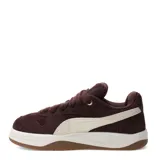 Championes urbanos Puma modelo Park Luna Sd, confeccionados en gamuza color marrón con la icónica franja lateral en color beige. Presentan una suela de plataforma en tono crema con base de goma color caramelo.