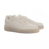 Championes Lacoste modelo L001 Set, color beige monocromático. Presentan un diseño de cuero con textura granulada, cierre de cordones al tono y suela de goma semitransparente con el logo de la marca grabado en el lateral.