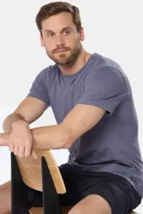 Remera básica de algodón color azul marino, de manga corta, con cuello redondo y logo bordado en el frente.