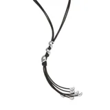 Collar largo de cordones de cuero marrón oscuro, decorado con una pieza metálica en espiral bañada en plata y terminaciones de cuentas plateadas en los extremos.