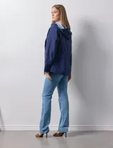 Campera impermeable marca Gallery de color rojo, con cierre frontal completo, bolsillos laterales y ajuste en la cintura. Cuenta con detalles de avíos metálicos plateados y diseño funcional con capacidad de autoguardado.