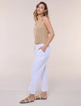 Musculosa de hilo color beige con tejido de punto calado, escote en V y breteles anchos.