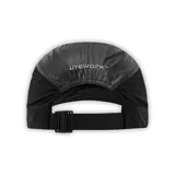 Gorra tipo deportiva de color negro con paneles laterales de textura brillante y logo bordado en el frente.