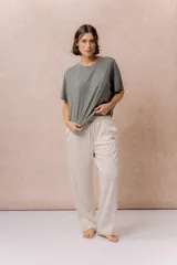Remera negra de corte oversize con cuello redondo, mangas cortas amplias, hombros caídos y recortes delanteros.