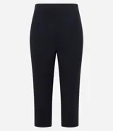 Pantalón capri negro de malla crepé, con pliegues delanteros y sin estampado.