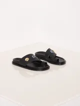 Sandalia de cuero vacuno liso color negro, con dos tiras fijas en la capellada y suela antideslizante.