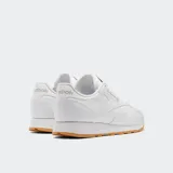 Championes Reebok Classic Leather de diseño retro y minimalista, con parte superior de cuero blanco, entresuela de EVA y suela de goma color caramelo.