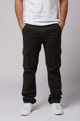 Pantalón cargo gris de gabardina con bolsillos laterales con fuelle y solapa, corte recto y tiro medio.