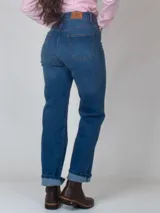 Pantalón de jean de corte recto y tiro alto, con diseño clásico de cinco bolsillos y etiqueta de cuero en la parte trasera.