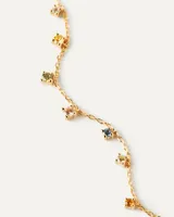 Pulsera dorada con cadena fina y ocho colgantes de circonitas cúbicas multicolores.