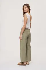 Pantalón verde militar de tiro medio y calce wide leg, con bolsillos laterales y cierre frontal con botón.