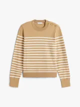 Sweater de punto fino en algodón peinado, con diseño a rayas horizontales en color beige y blanco. Presenta cuello redondo, puños y bajo en punto canalé, y detalle de botones dorados decorativos en uno de los hombros.