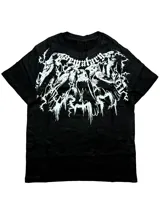 Remera negra de corte regular fit y cuello redondo, con gran estampado frontal en color blanco de estilo gótico y diseño complejo con aves.