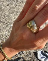 Anillo grueso de alpaca color plateado, con forma irregular y superficie texturizada.