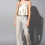 Top dorado de cuero ovino con breteles finos y corte recto.