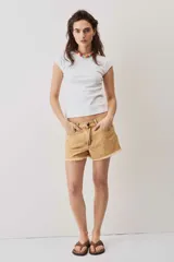 Short de jean de tiro medio, con efecto gastado y dobladillo deshilachado.