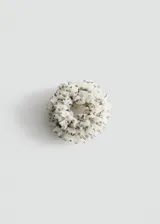 Coletero para el pelo de diseño voluminoso y fruncido, en tejido translúcido de color blanco con estampado de lunares negros.