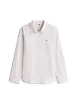Camisa de popelina de algodón elástico a rayas verticales finas en tonos blanco y rosa. Tiene cuello inglés, puños y bajo camisero. Presenta logo de Tommy Hilfiger bordado en el pecho.