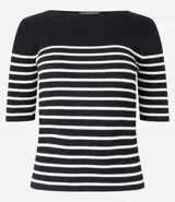 Blusa de punto con textura acanalada, diseño de rayas horizontales en azul marino y blanco, escote barco y manga corta.