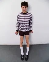 Remera manga larga a rayas horizontales marrones y blancas, con cuello y puños marrones.