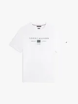 Remera Tommy Hilfiger de punto confeccionada en puro algodón, con cuello redondo y corte regular. Presenta un estampado con el logo de la marca y detalles distintivos en el pecho, además de un pequeño logo bordado en la manga.