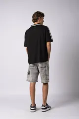 Bermuda de jean con lavado ácido, corte mom y estilo carpintero con bolsillos laterales utilitarios.