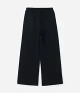 Pantalón de corte wide leg confeccionado en algodón con felpa, color marrón topo. Presenta cintura elástica con cordón ajustable y costuras verticales decorativas en el frente.