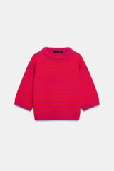 Jersey de punto con diseño de rayas horizontales en colores fucsia y rojo, cuello redondo y mangas cortas que llegan por debajo del codo.