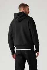 Hoodie negro de Levi's con logo bordado en el pecho, bolsillo canguro y puños acanalados.