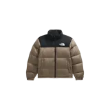 Campera puffer The North Face modelo 1996 Retro Nuptse, en combinación de colores marrón y negro, con cuello alto, cierre frontal y bolsillos con cierre.