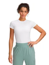 Remera deportiva de manga corta Under Armour, confeccionada en tejido de punto elástico y supersuave. Presenta un diseño ajustado al cuerpo, cuello redondo y tecnología de secado rápido.
