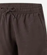 Bermuda deportiva Get Over de color marrón, con cintura elástica, cordón ajustable y diseño cómodo para entrenar.