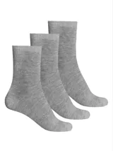 Kit de tres pares de medias unisex de caño medio, confeccionadas en tejido suave y elástico de color blanco, con el logo de la marca estampado en la planta del pie.