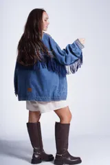 Campera de jean celeste con bordado de flores, tachas y flecos azules.